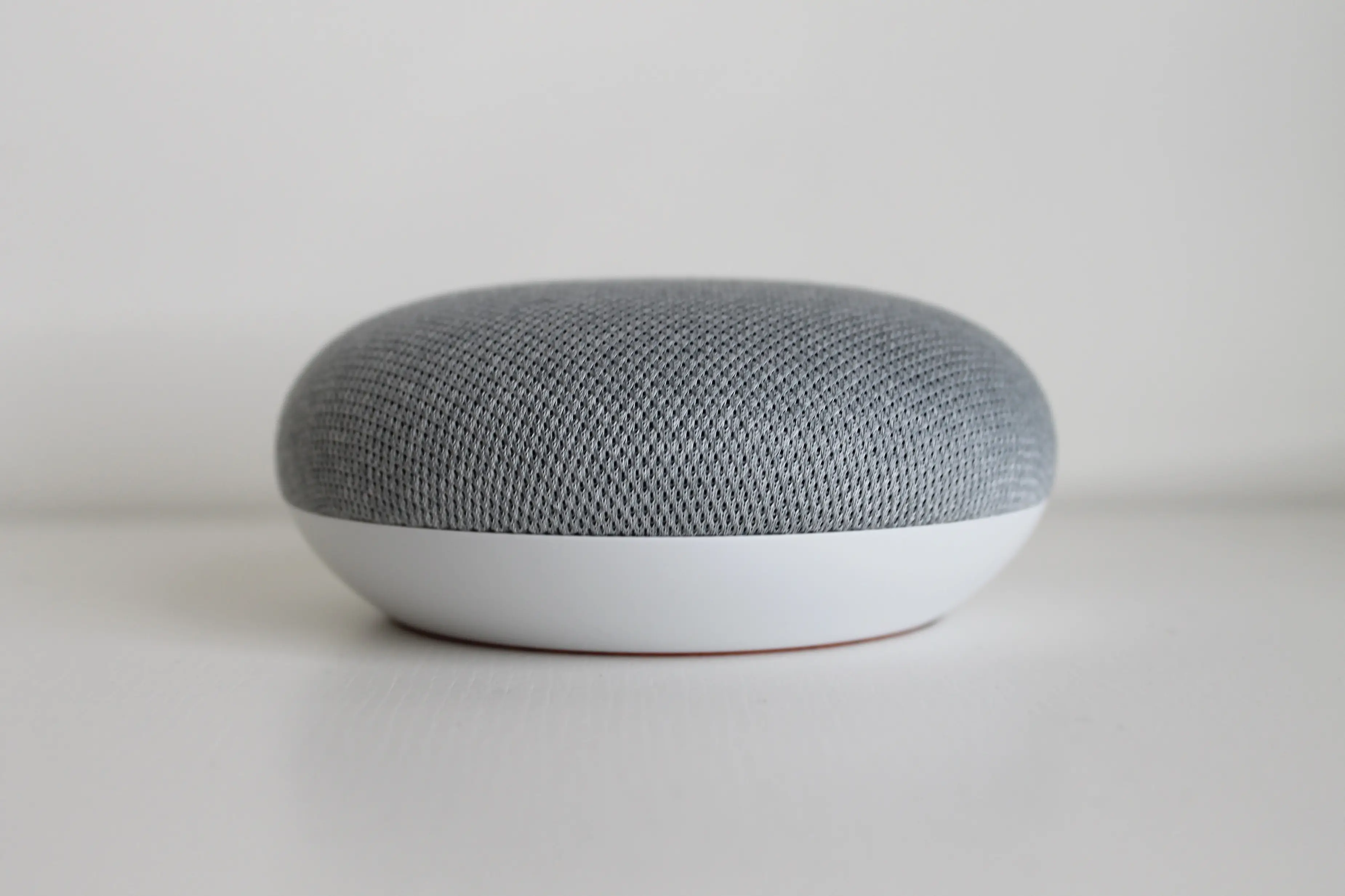 Google Nest Mini - Assistant vocal simple pour seniors